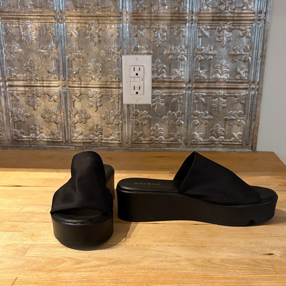 BAMBOO Women's Black Platform Slides